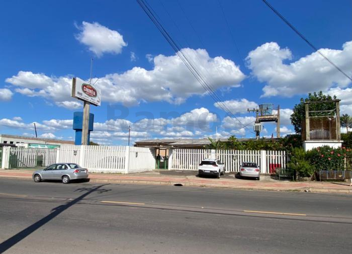 Pavilhão + Prédio Comercial